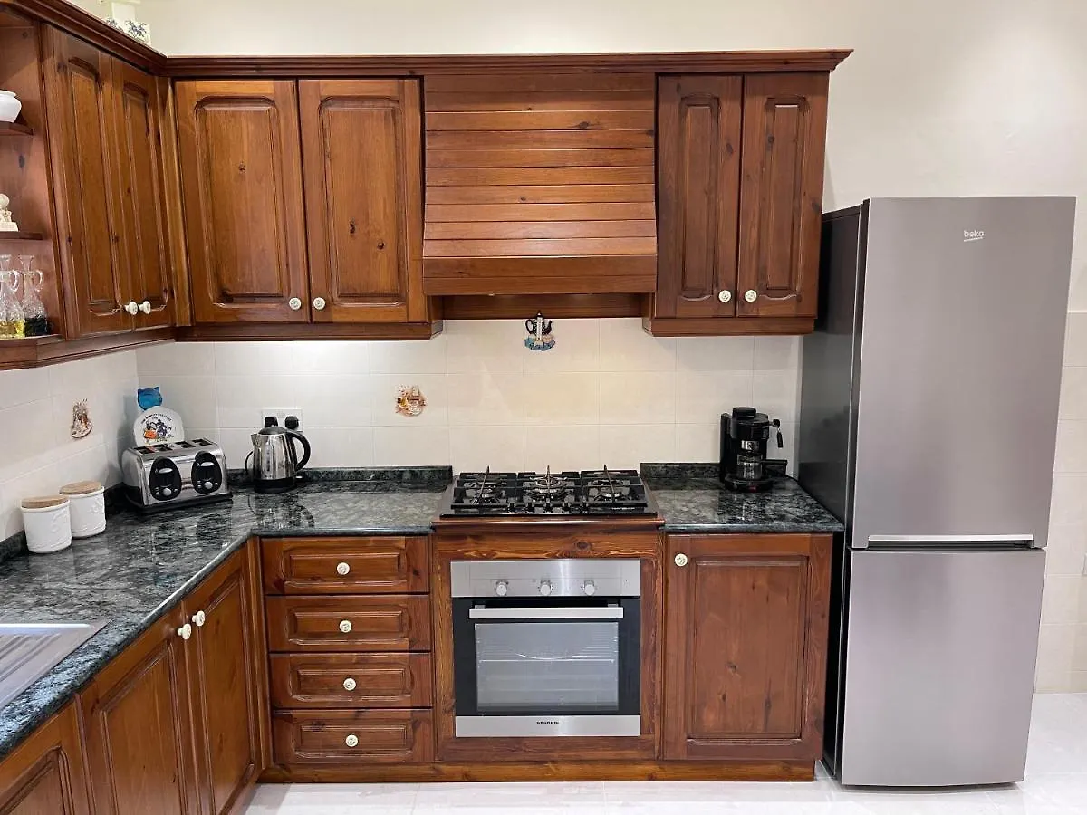 Sunrise Apt Near Beach Smarttv & Netflix Birżebbuġa 0*,