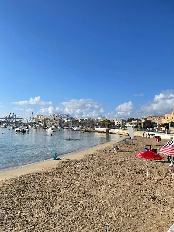 Sunrise Apt Near Beach Smarttv & Netflix Birżebbuġa 0*,  Malta